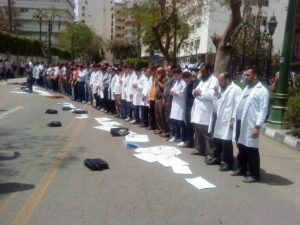 خالد علي يكتب: كنيسة وجامع وطبيب جعلوا الميدان قلبًا واحدًا