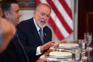 بين السفير والقس