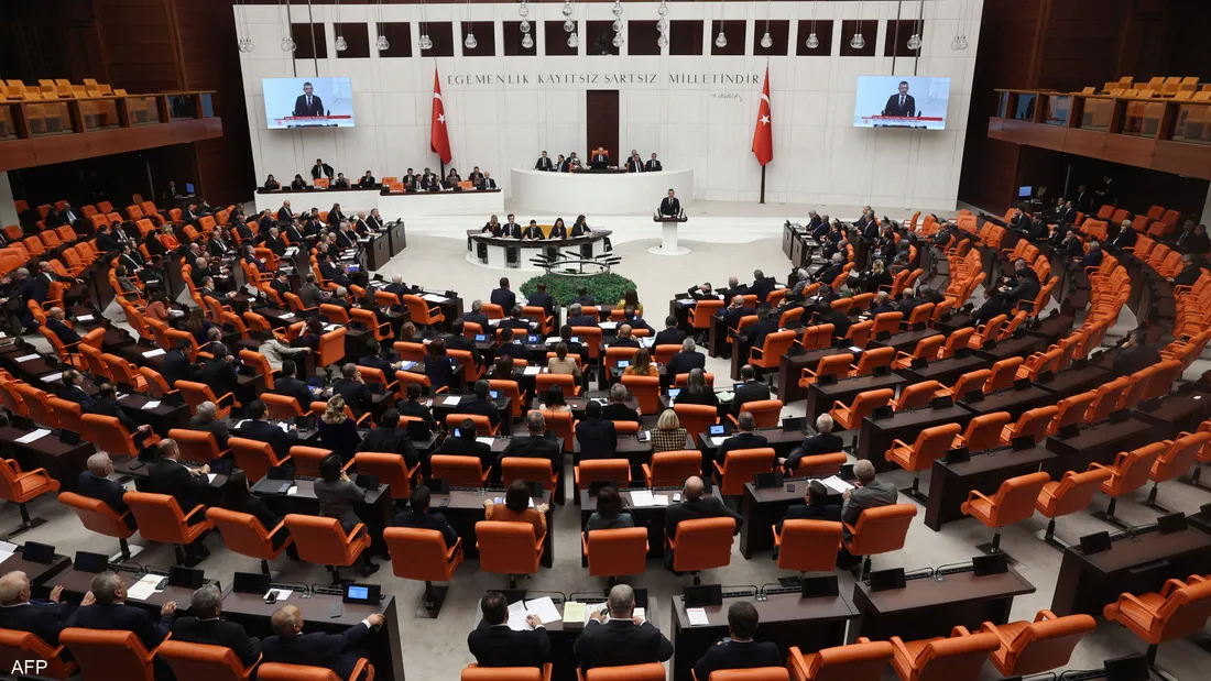 البرلمان التركي يؤيد تقريرا يدعم السلام مع حزب العمال الكردستاني