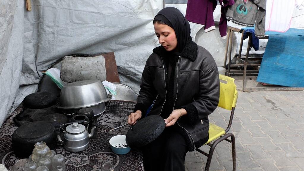 فنانون فلسطينيون يحولون آلام الحرب في غزة إلى لوحات فنية