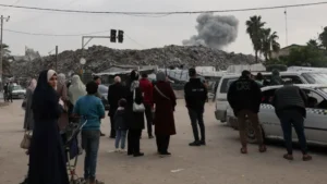 الجيش الإسرائيلي يقصف مبنى سكنياً ومعبر رفح مغلق حتى الأحد