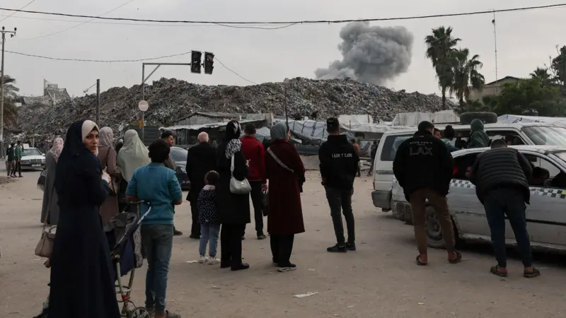 الجيش الإسرائيلي يقصف مبنى سكنياً ومعبر رفح مغلق حتى الأحد