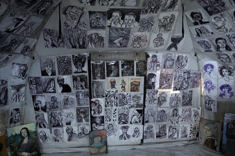 ريشة بوجه الحرب.. مرح الزعانين توثق مأساة غزة داخل خيمة نزوح