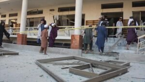 مسؤولون: انتحاري يقتل 31 في مسجد بباكستان