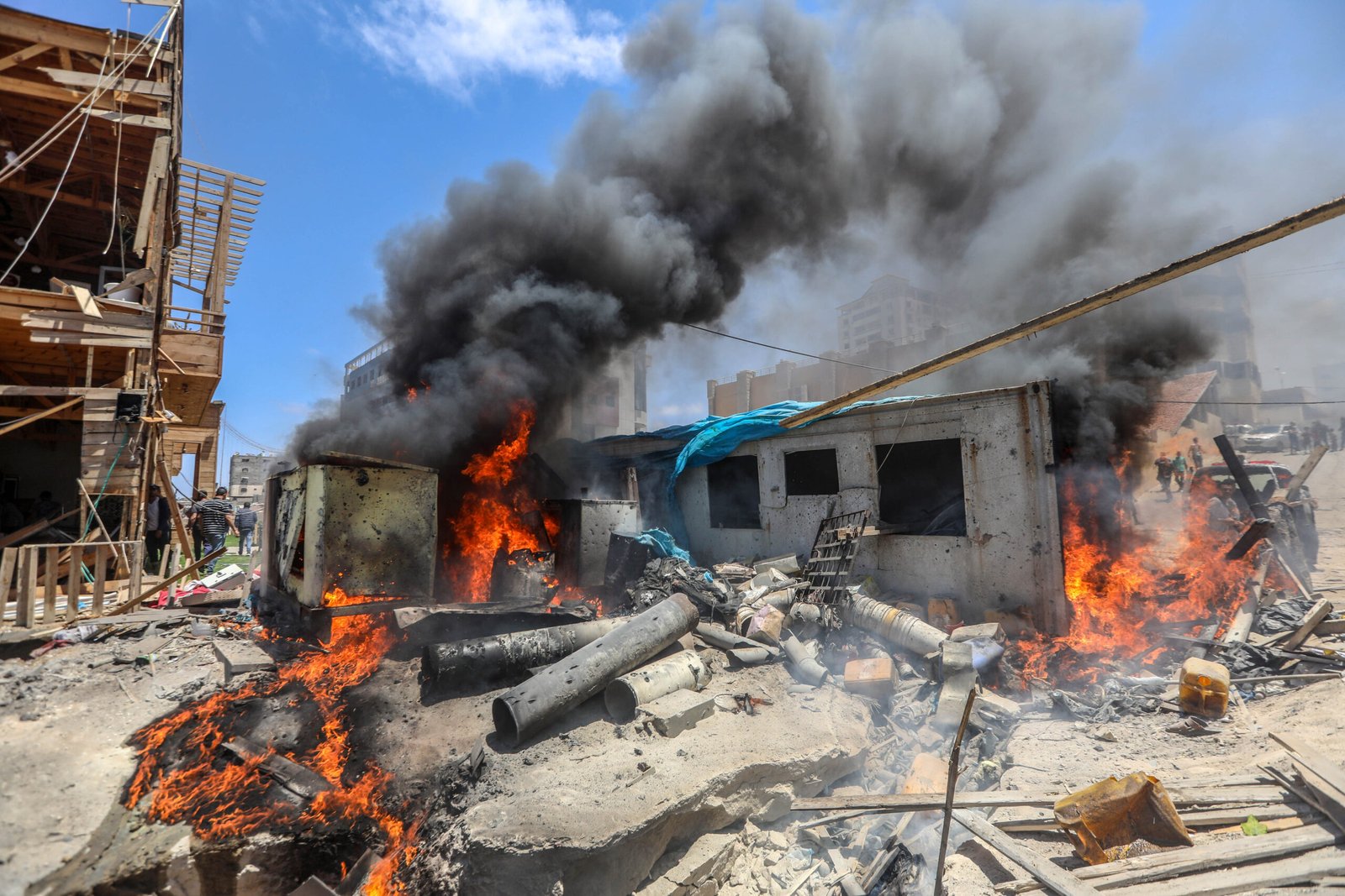 مسؤولون: مقتل 24 في قصف إسرائيلي في غزة