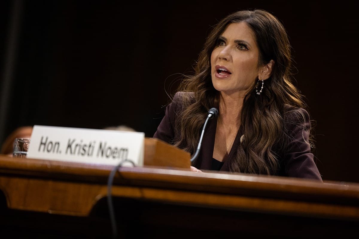 ترامب يعين وزيرا للأمن الداخلي