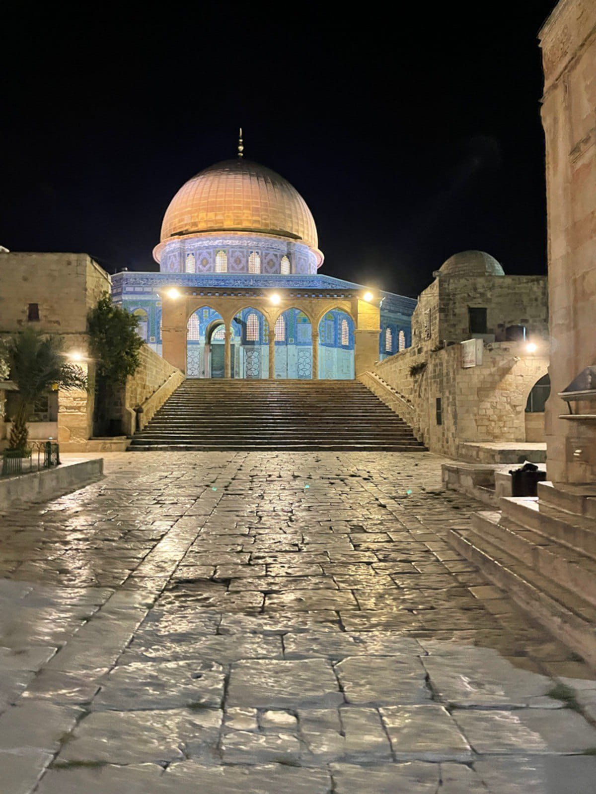 قوات الاحتلال تقمع المصلين حول أبواب الأقصى