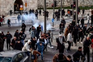 قوات الاحتلال تقمع المصلين عند باب الساهرة