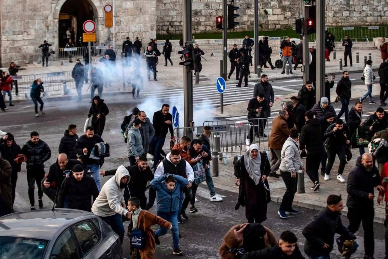 قوات الاحتلال تقمع المصلين عند باب الساهرة