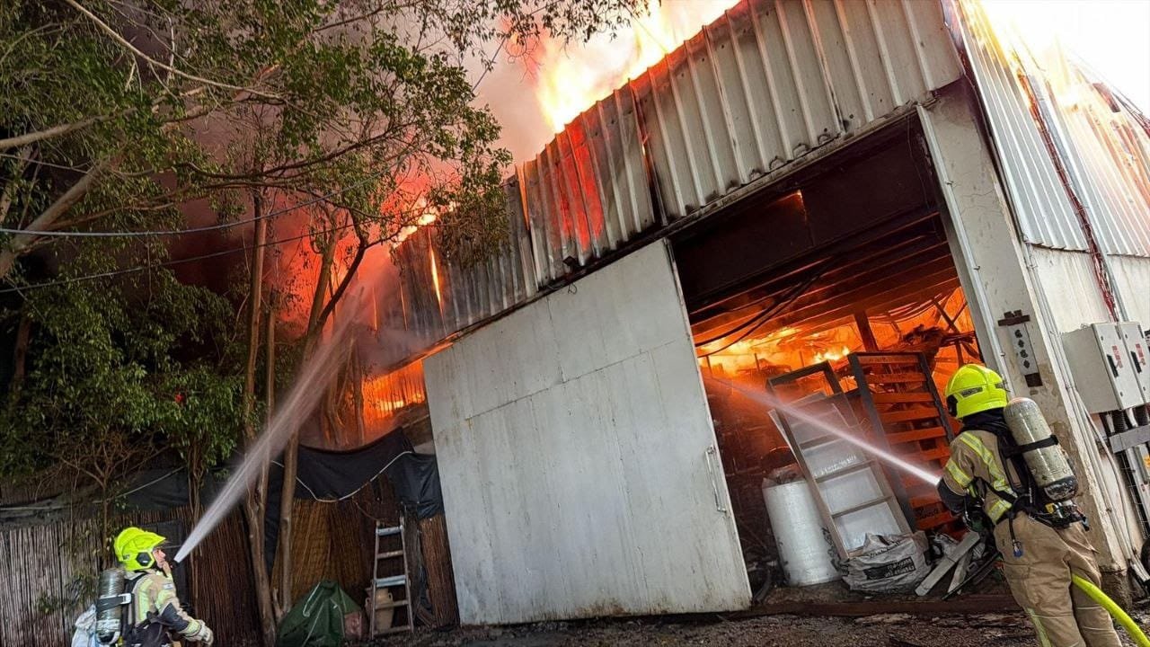 إعلام العدو: مستودعًا كبيرًا في يشرش يحترق بالكامل