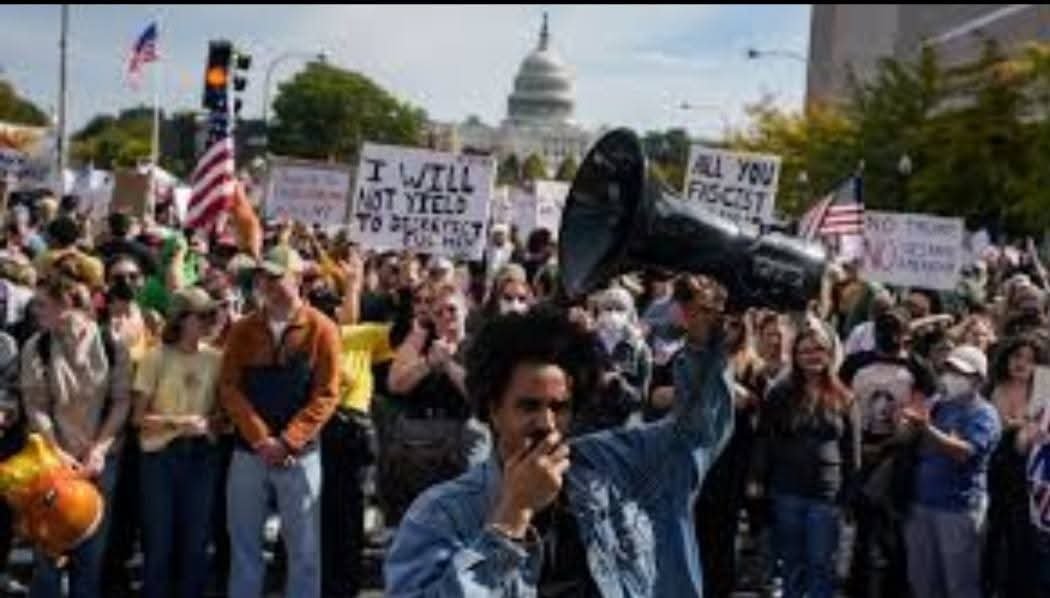 حشود هائلة تطالب ترامب بالرحيل