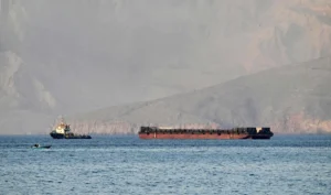 الثوري الإيراني يتوعد القوات الأمريكية العابرة لمضيق هرمز