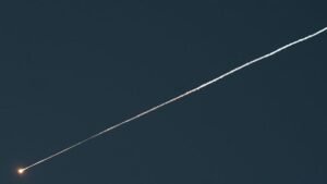 حزب الله يرد بـ 40 صاروخا والإنذارات تدوي شمالي إسرائيل