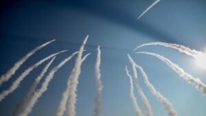إيران تطلق رشقة صاروخية تاسعة نحو إسرائيل