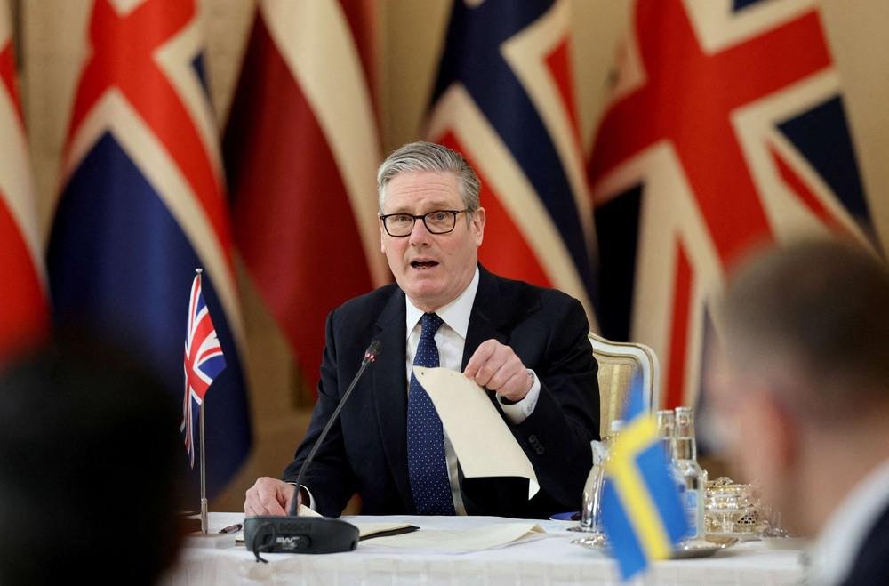 بريطانيا تتمسك بالدبلوماسية وترفض الانخراط العسكري