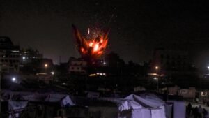 إسرائيل تقصف مبنى يؤوي نازحين بغزة