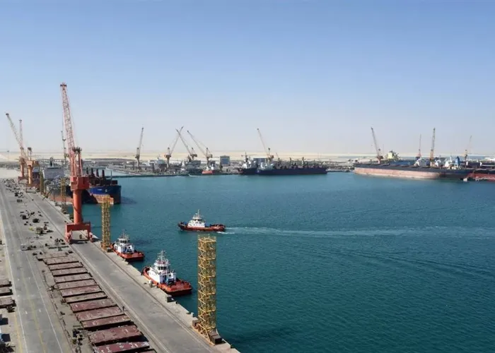 استهدفت عدة طائرات مسيّرة ميناء الدقم التجاري في سلطنة عُمان، ما أدى إلى إصابة خزان وقود دون وقوع إصابات بشرية، وفق وكالة الأنباء العمانية، فيما أكدت مسقط احتواء الأضرار واتخاذ الإجراءات اللازمة.