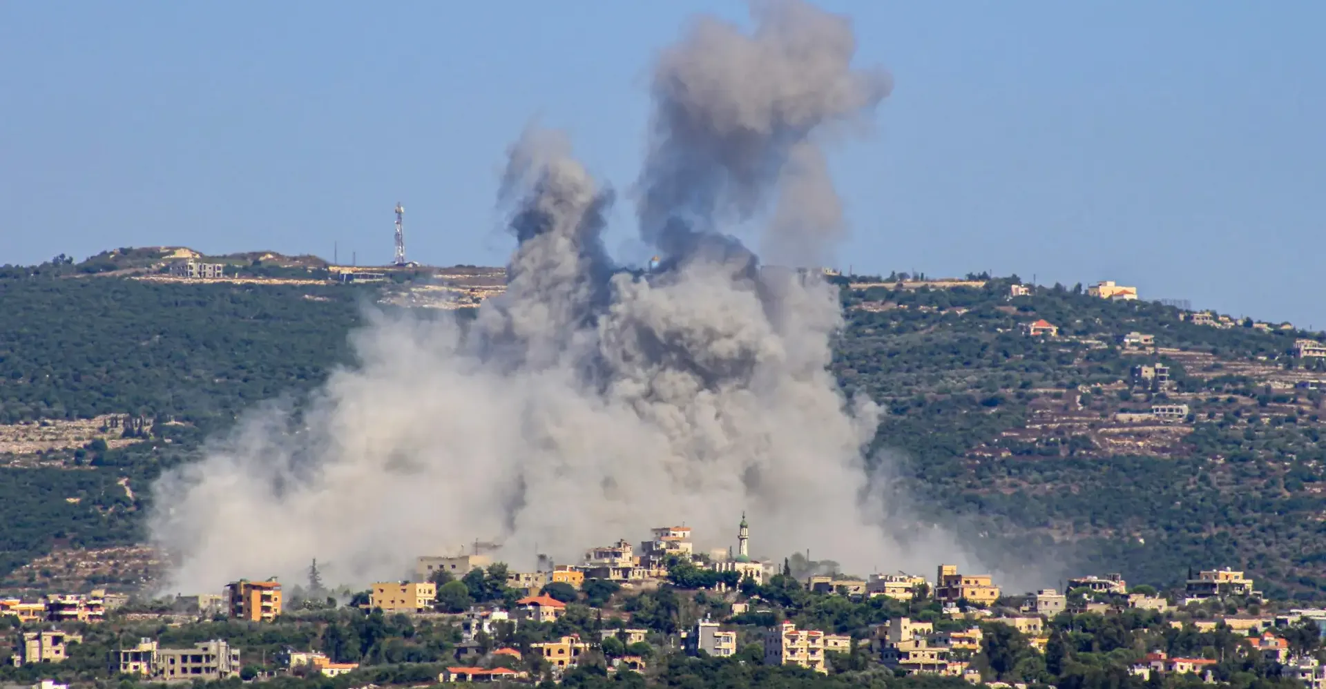 10 ضحايا من المدنيين بغارتين ومقتل جنديين إسرائيليين جنوب لبنان