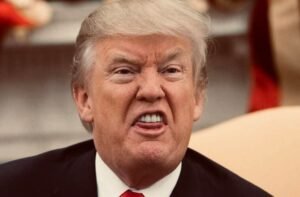 تقرير الجارديان: مجنون مختل عقلياً