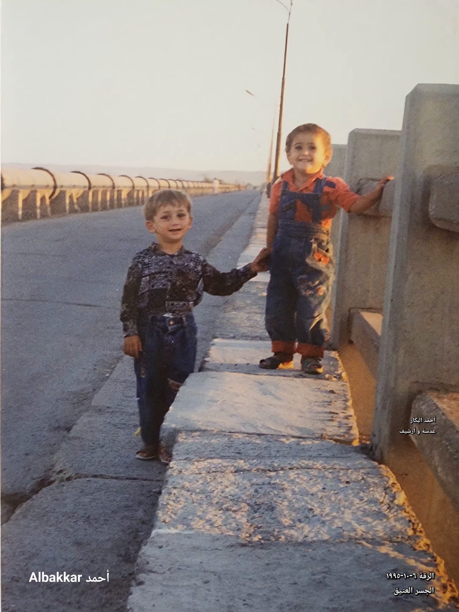 الصورة للكاتب طفلا علي جسر الرقة