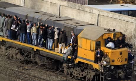 معاناة مستمرة من بداية يوم العمل حتى نهايته (أرشيف)