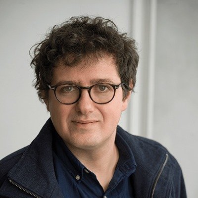 مؤلف الكتاب رفائيل كورماك 