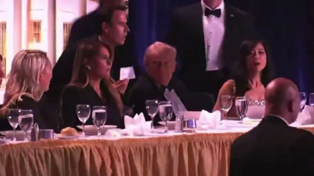 ترامب أثناء حفل الاستقبال قبل إطلاق الرصاص خارج الفندق 