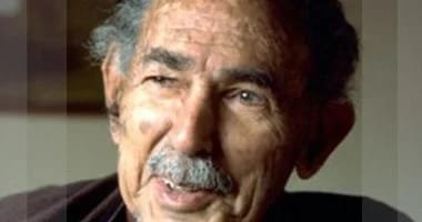 المهندس البناء حسن فتحي صاحب مشروع البناء من البيئة 