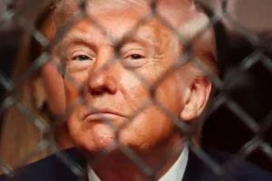 ترامب يدرس ضربات عسكرية محدودة ضد إيران والسيطرة على مضيق هرمز