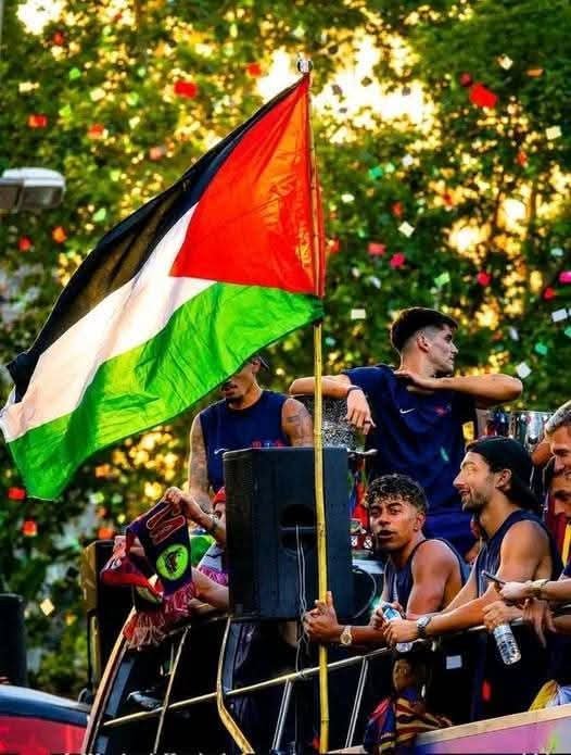 لامين يامال أفضل وأغلي لاعب في العالم يرفع علم فلسطين أثناء احتفالات برشلونة ببطولة إسبانيا 