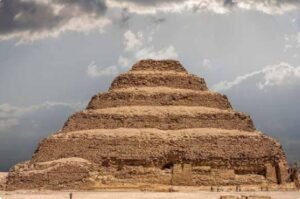 د. فاروق شرف يكتب:  هرم زوسر أول صرخة حجرية في تاريخ الإنسانية