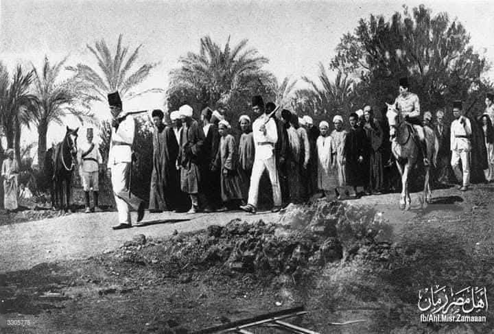 فلاحو دنشواي يمرون على القرى ليكونوا عبرة لمن يقاوم الإنجليز