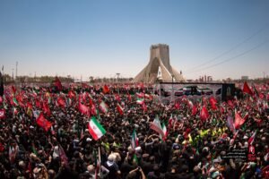 وول ستريت جورنال:  تشييع جنازة خامنئي ترسم صورة لإيران تتحدى خصومها