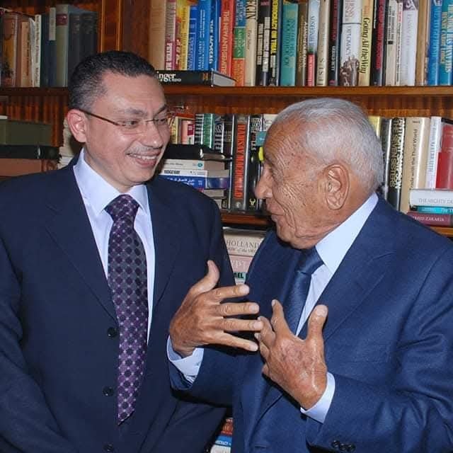 الكاتب خالد عبد الهادي مع الأستاذ هيكل 
