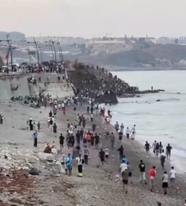 قصة خبر: حين تتجاوز الحشود الحدود (في سبتة)