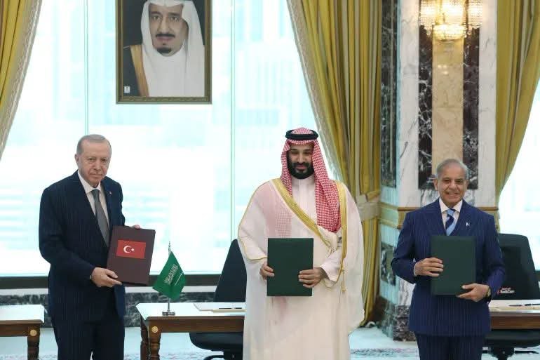 الرئيس التركي وولي العهد السعودي ورئيس وزراء باكستان بعد التوقيع (منصات) 