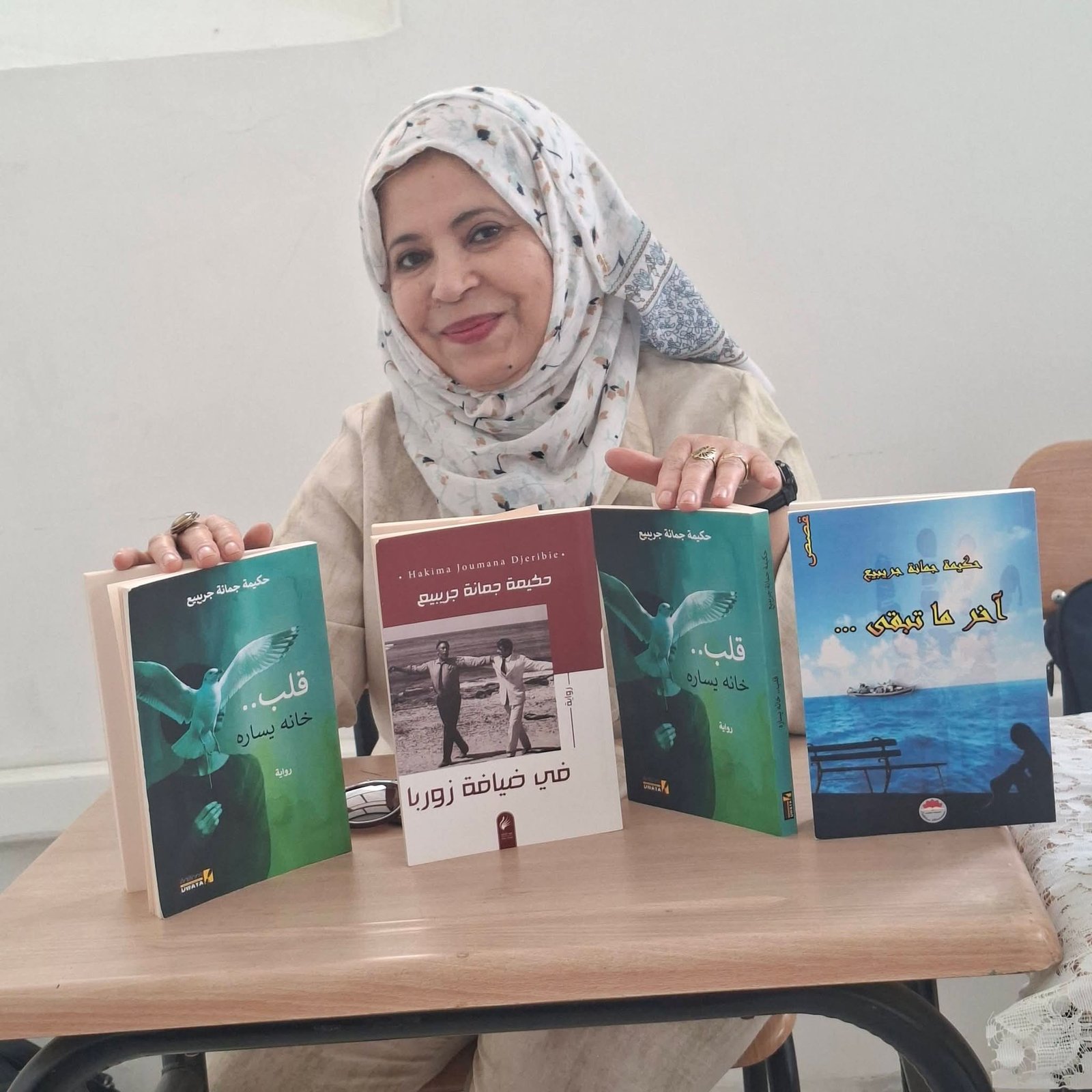 الكاتبة مع مجموعة من إصداراتها 