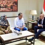 وزير التعليم يكرم مديرة المدرسة والناظر.. فهل يستقيل المحافظ؟