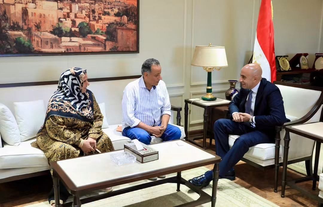 وزير التعليم يكرم مديرة المدرسة والناظر.. فهل يستقيل المحافظ؟