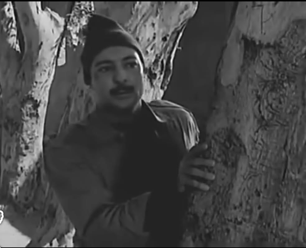 رشدي أباظة في المشهد الأخير أثناء أداء الأطفال الأغنية