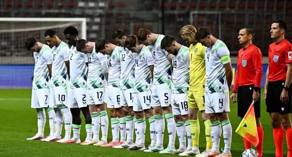 منتخب أيرلندا يرتدي شارات سواء في مواجهة منتخب إسرائيل