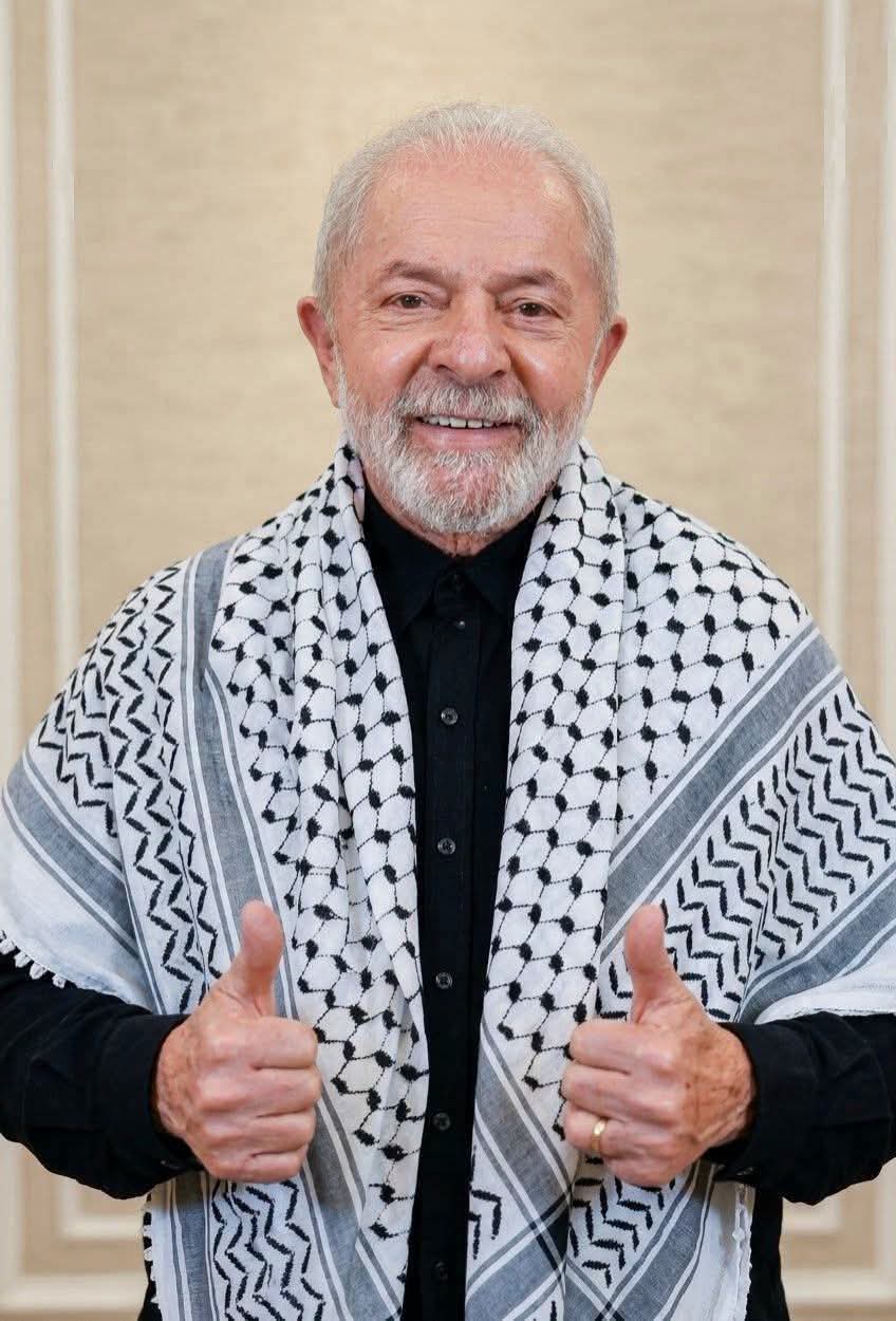 الرئيس البرازيلي لولا دا سيلفا يرتدي الكوفية الفلسطينية