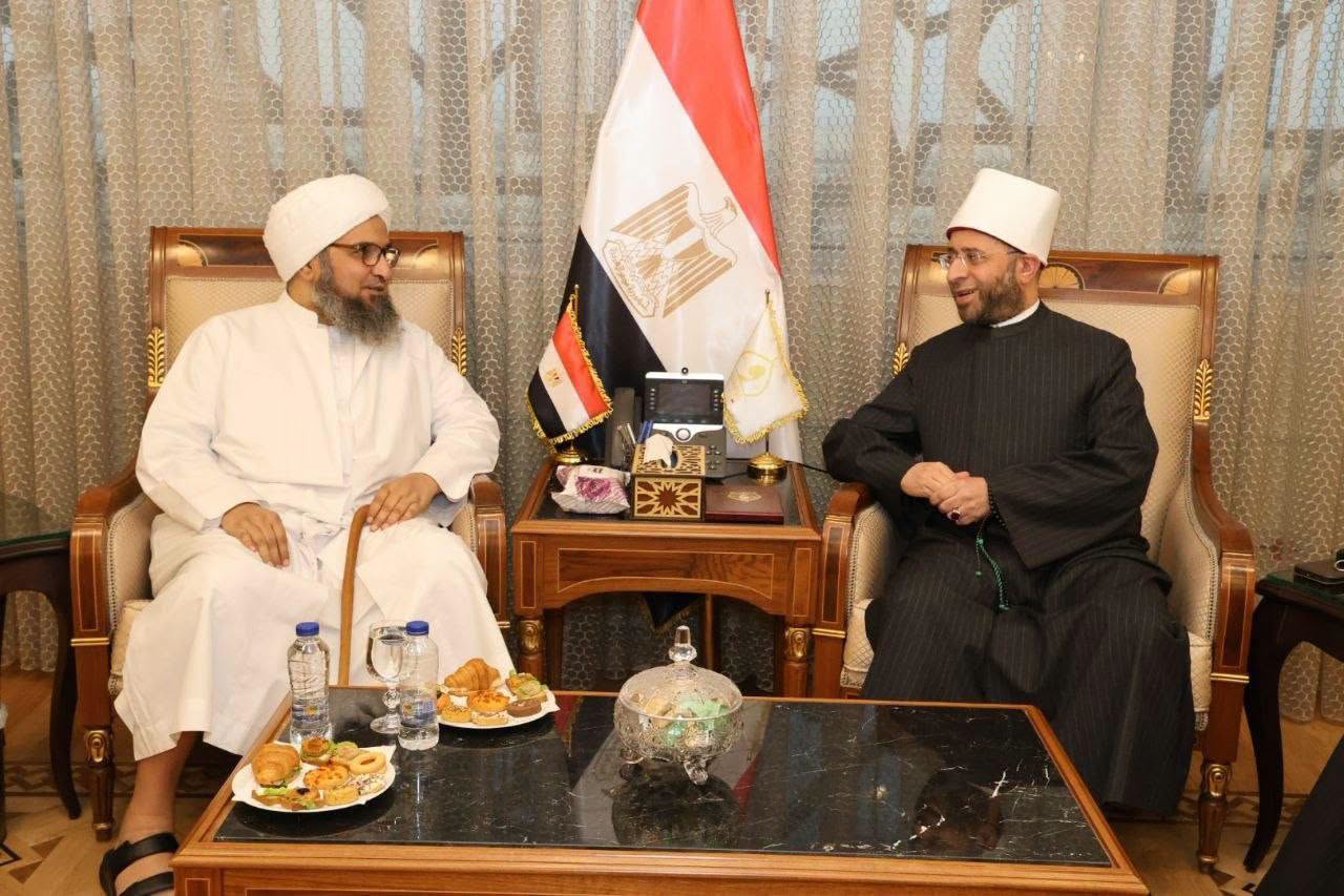 وزير الأوقاف ورئيس مؤسسة طابة الإماراتية أثناء توقيع البرتوكول
