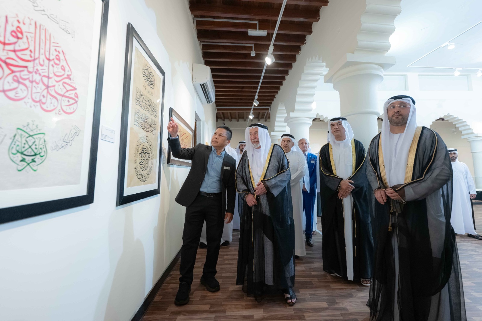 جانب من اللوحات الفنية تم استعراضها من خلال ضيوف الافتتاح