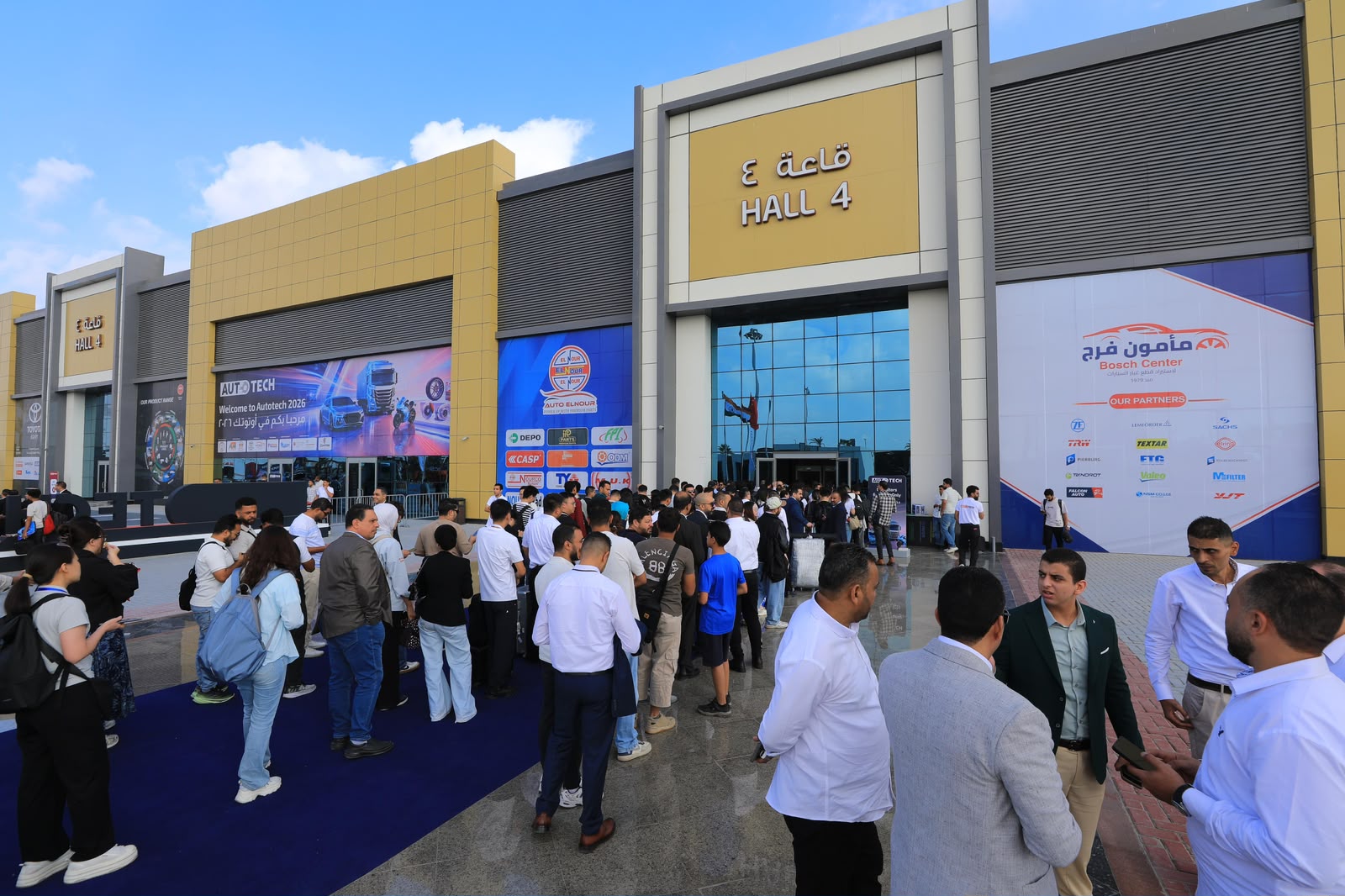 الجمهور يشارك في معرص أوتوتك
