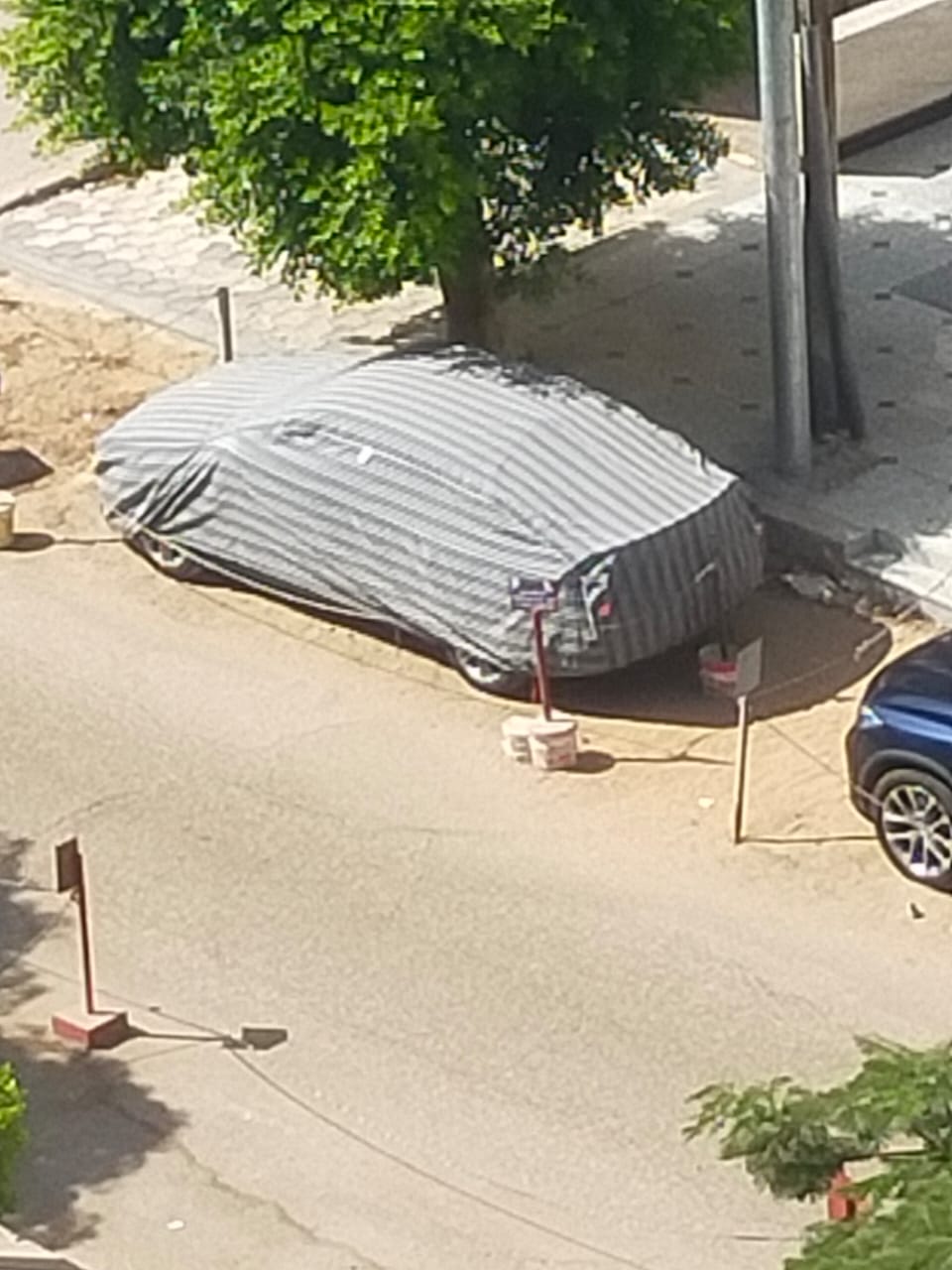سيارة تحتل الشارع