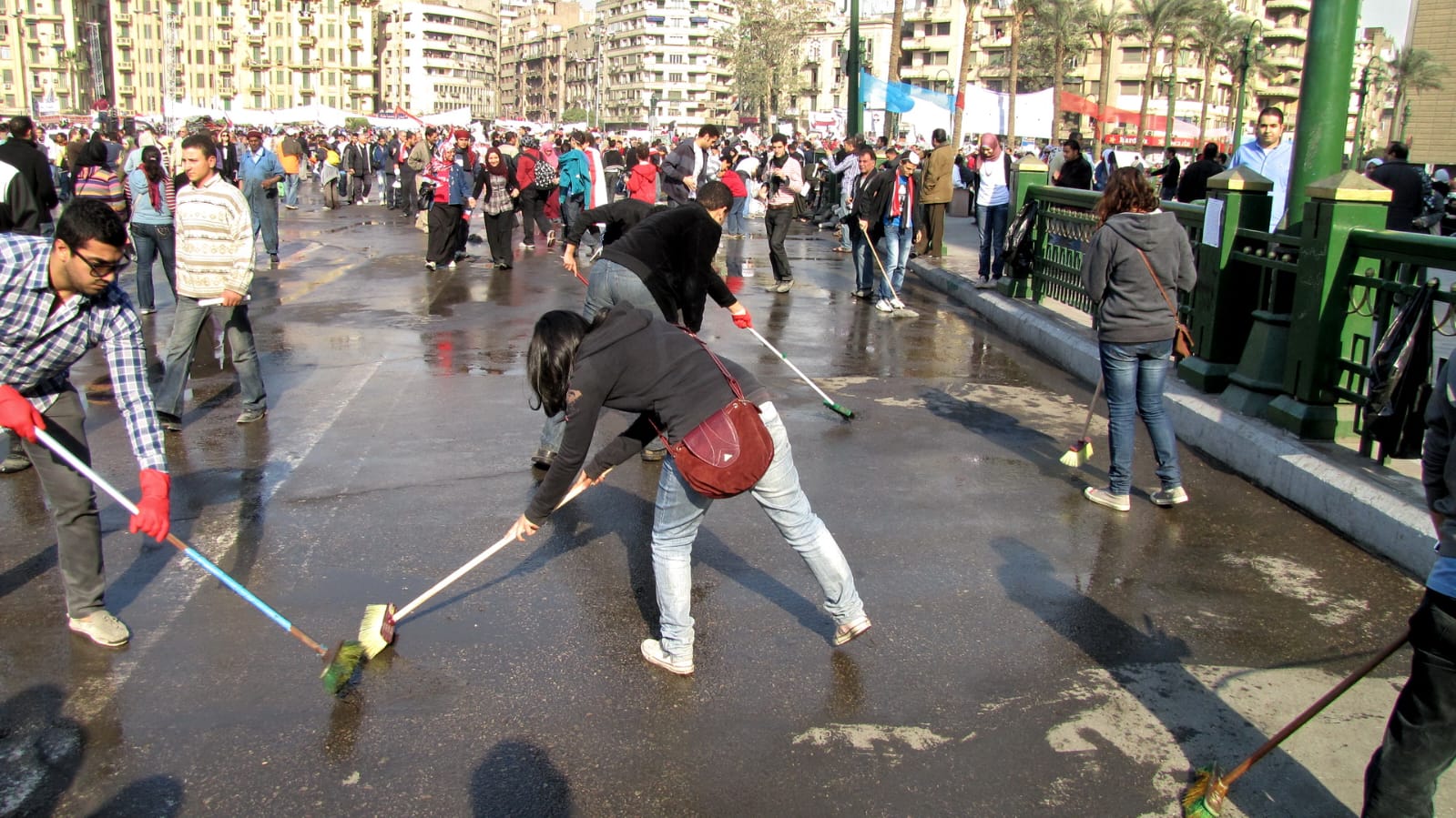 شباب مصر ينظفون الميادين يوم 12 فبراير بعد تنحي مبارك (أنها مصر)